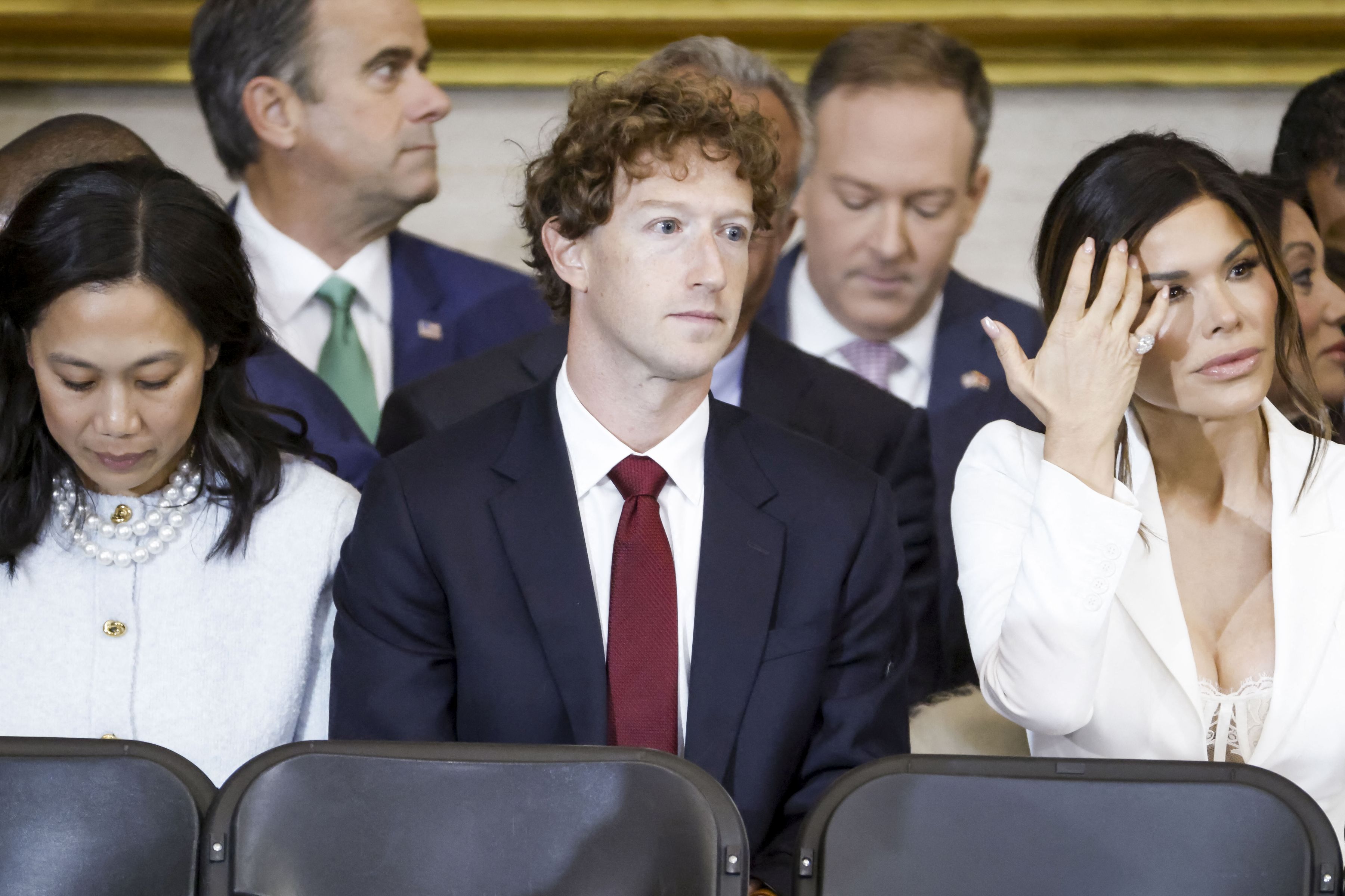 Maurice Munteanu, atac la Melania Trump și logodnica lui Bezos, în decolteul căreia s-a uitat Zuckerberg: „Vulgaritate copleșitoare”