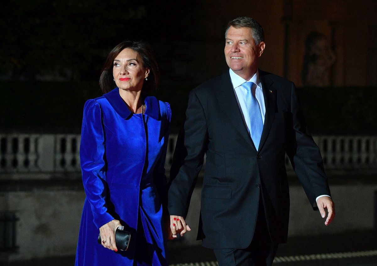 FOTO| Cum s-a îmbrăcat Carmen Iohannis la dineul dat la Paris cu ocazia a 100 de ani de la Ziua Armistițiului. Presa internațională a lăudat-o