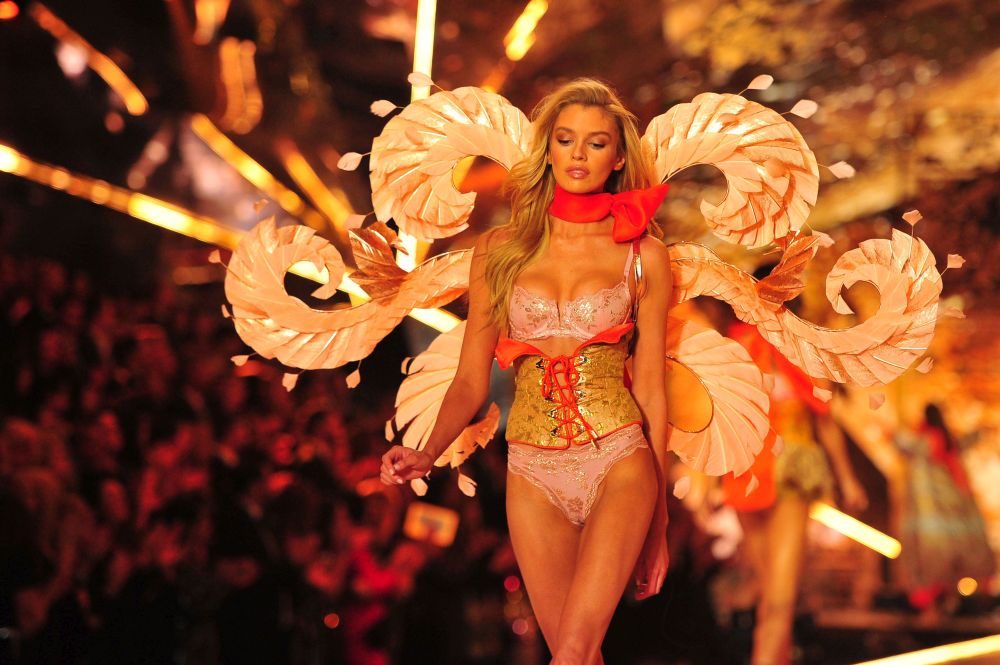 FOTO | Kendall Jenner, Bella și Gigi Hadid și-au deschis aripile de "îngeri" în show-ul uimitor marca Victoria’s Secret