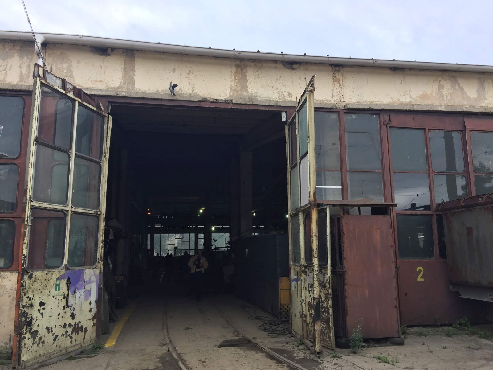 ANCHETĂ/ Ștrand ca centru social și mulți șefi la Societatea de Transport Public Timișoara, în timp ce în tramvaie plouă peste călători - FOTO