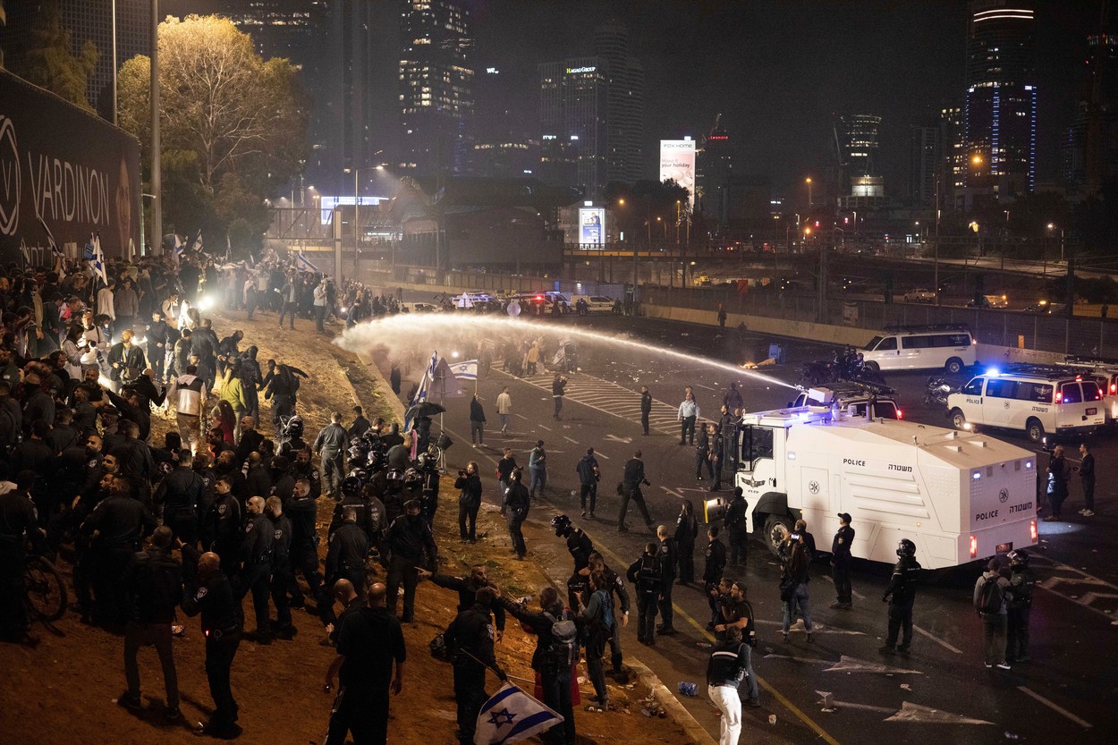 Proteste masive în Israel, după ce Netanyahu l-a demis pe ministrul apărării, care ceruse suspendarea reformei judiciare - VIDEO