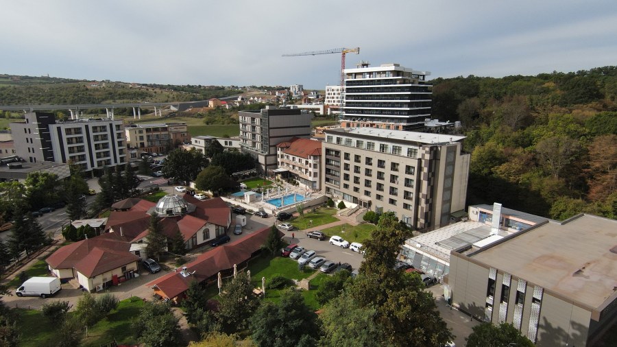 Descoperă Băile Felix și Oradea: două bijuterii ale turismului din vestul României, aproape una de alta. Se îmbină relaxarea termală cu eleganța urbană