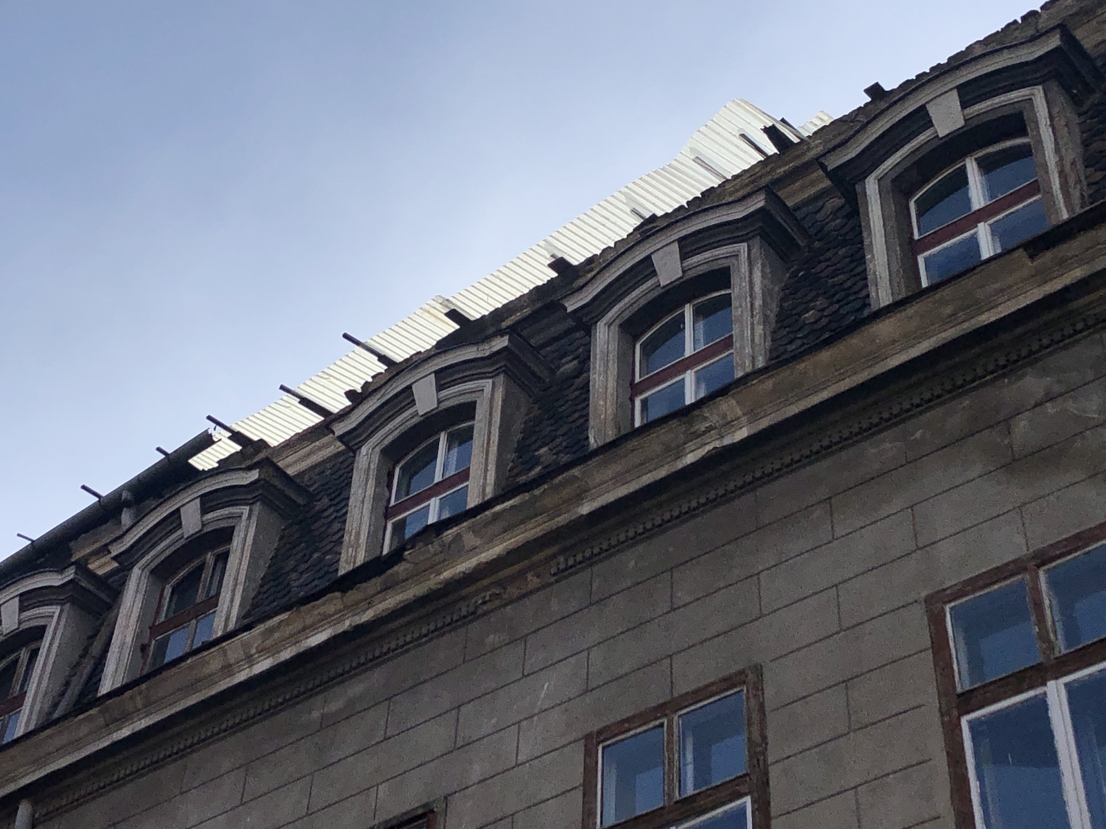 Peste 500 de elevi învață într-o școală fără acoperiș, în Timișoara. Clădirea distrusă de o furtună, în septembrie 2017, nu a fost reparată nici până acum!