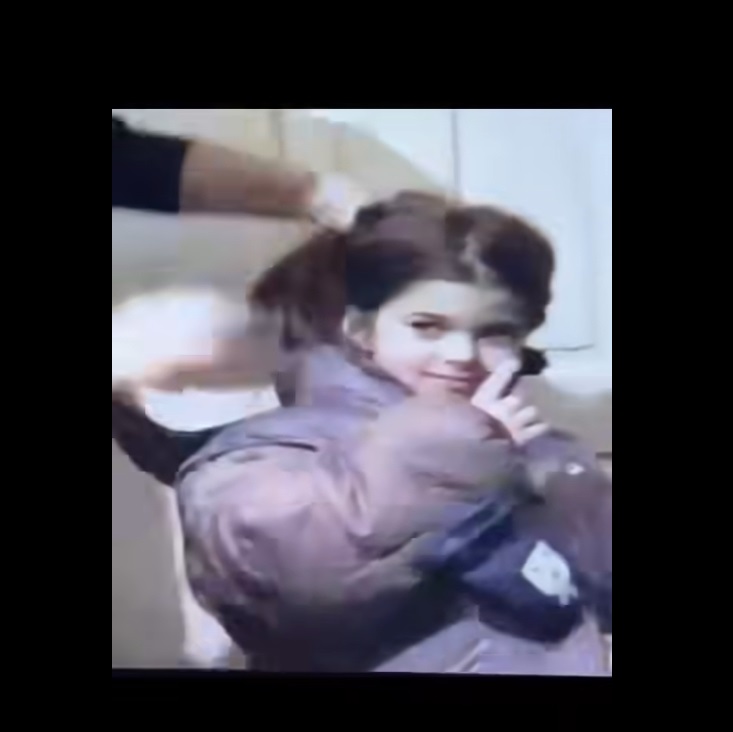 Imagini nevăzute până acum cu Theo Rose în copilărie. Unchiul ei râdea de ea: „Ce urâtă, ce boccie! Theodora, ești frumoasă?”