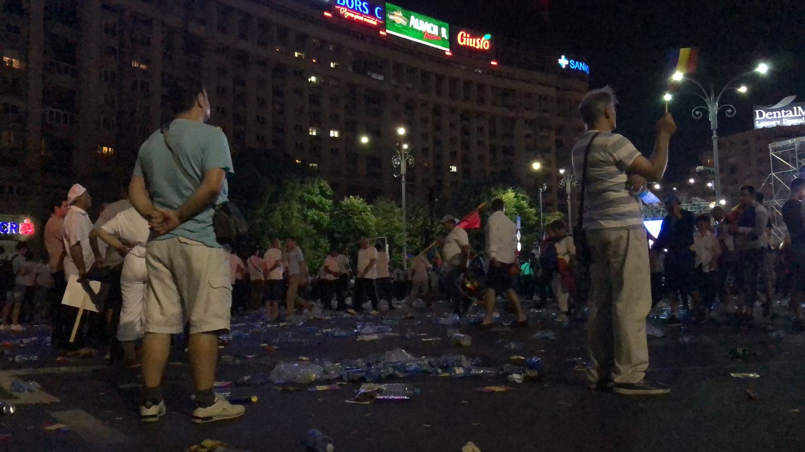 Cum răspunde Gabriela Firea după imaginile cu gunoaiele rămase în Piața Victoriei, la finalul mitingului PSD