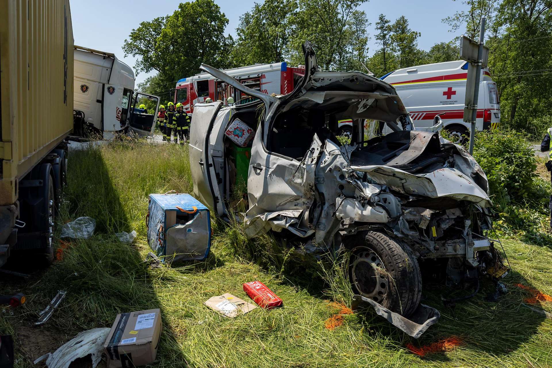 Imagini de groază cu duba în care a murit un curier român, lovit de un TIR pe o șosea din Austria