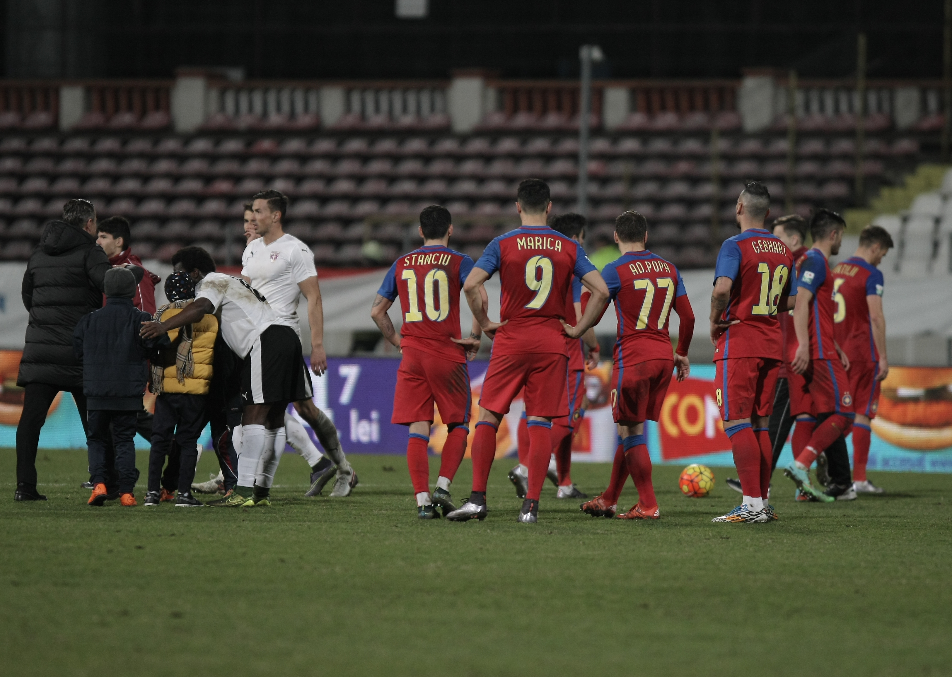 Meniu de fotbalist în Liga 1: spaghete cu ketchup, plus cartofi prăjiți și tocătură! Ivorianul Kone ”a mâncat ca spartul”, dar asta nu l-a împiedicat să zburde pe lângă ”leșinații” de la Steaua / GALERIE FOTO