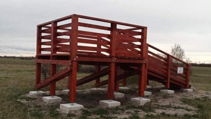 Ezzel magyarázták, miért volt szükség 1,5 méter magas kilátóra