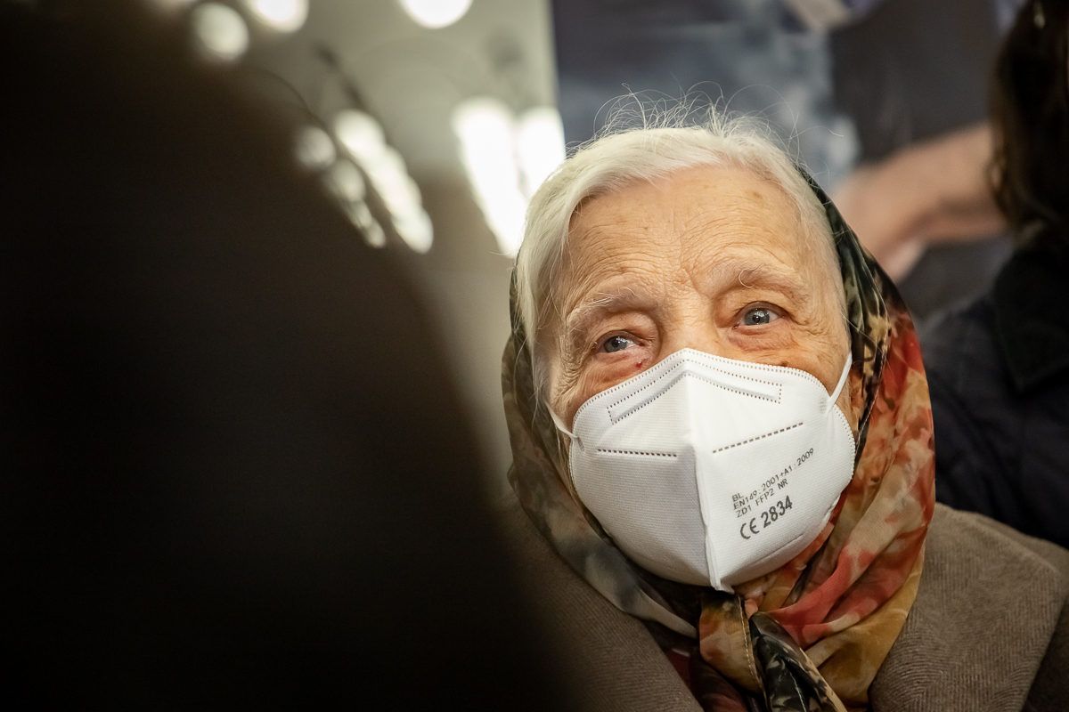 Cu strănepotul alături, cea mai în vârstă bucureșteancă s-a vaccinat anti-COVID, la 104 ani: „Pentru el am făcut-o, vreau să-l văd mare”