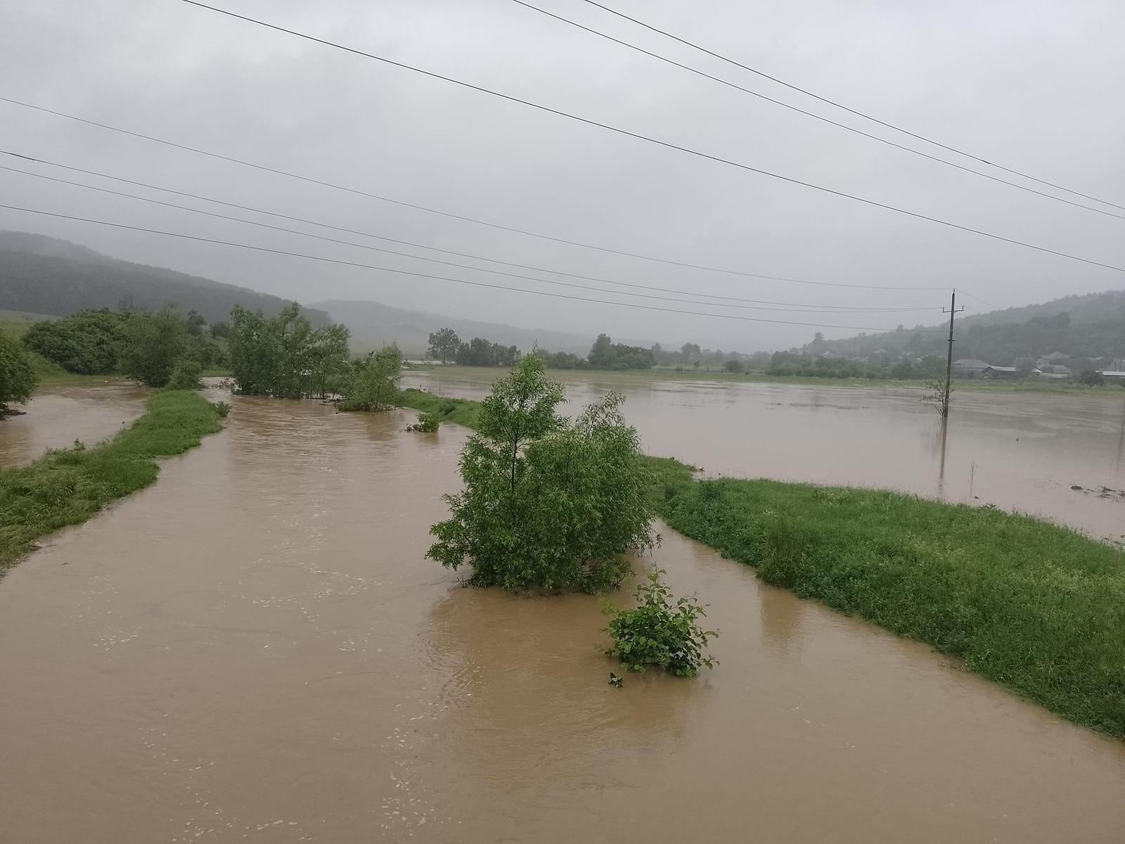 Potop în mai multe localități din Gorj, după codul roșu de ploi. Mai multe gospodării au fost inundate. FOTO