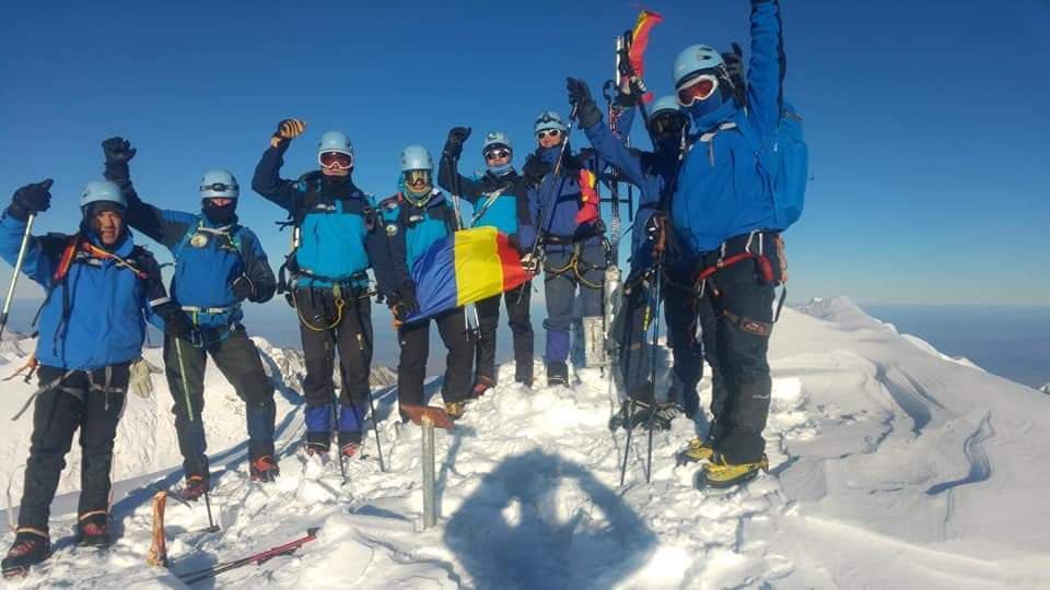 FOTO/ Jandarmii montani au arborat steagul României pe Vârful Moldoveanu