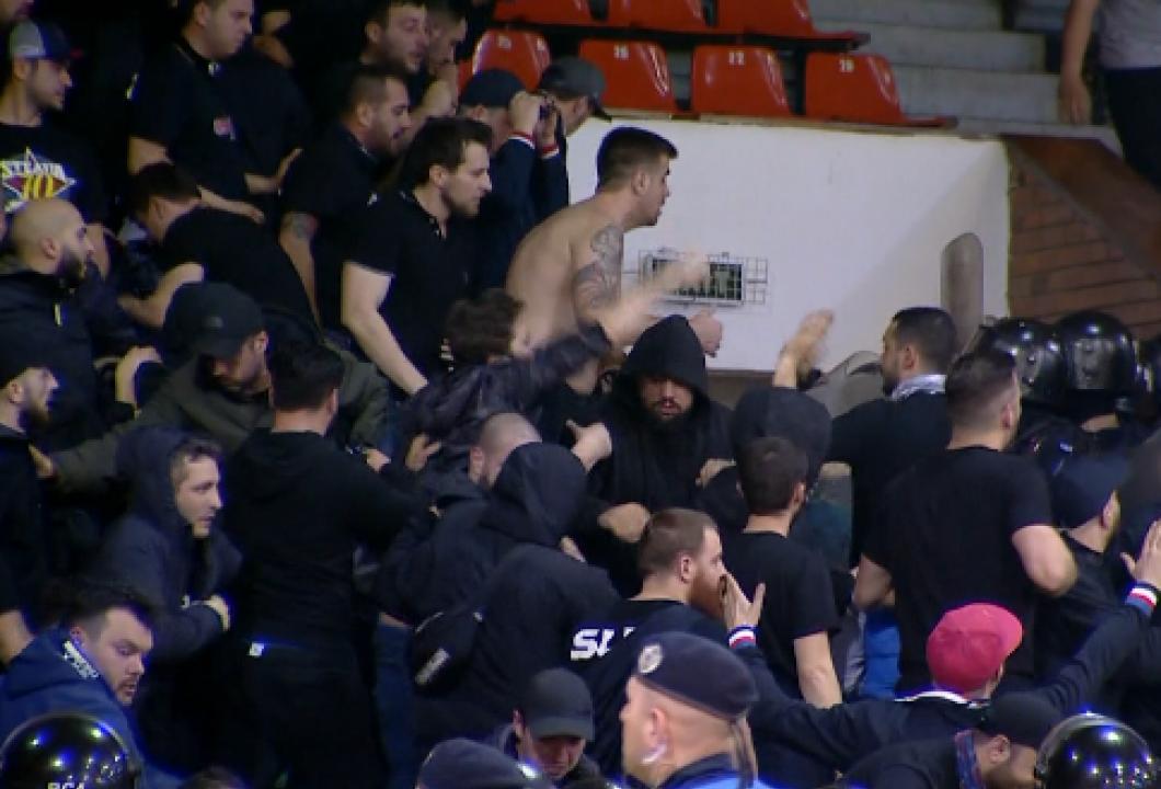 FOTO/ Scene uluitoare la Focșani, înaintea derby-ului Steaua-Dinamo la handbal. Suporterii celor două echipe s-au luat la bătaie, iar jandarmii au intervenit în forță!