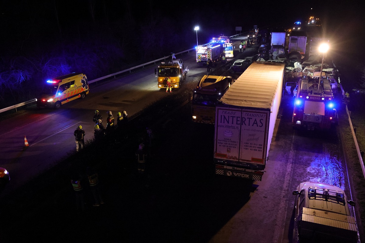 Un cadavru a fost găsit sub epavele mașinilor arse în accidentul uriaș din Ungaria, unde trei români sunt printre victime