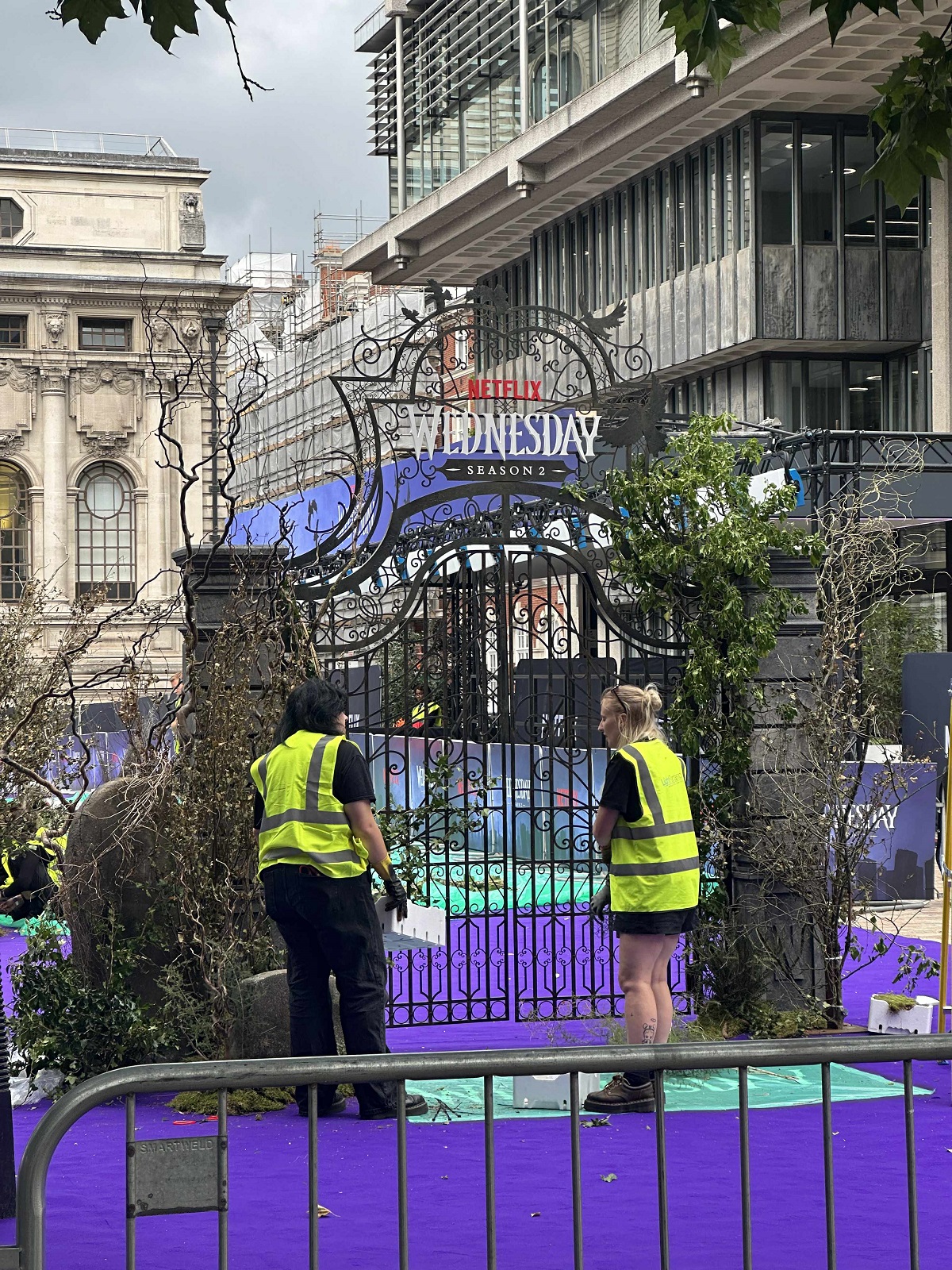 Imagini din centrul Londrei, unde a avut loc premiera serialului „Wednesday”, sezonul 2. Aici, pe covorul mov, au defilat Jenna Ortega și Catherine Zeta-Jones