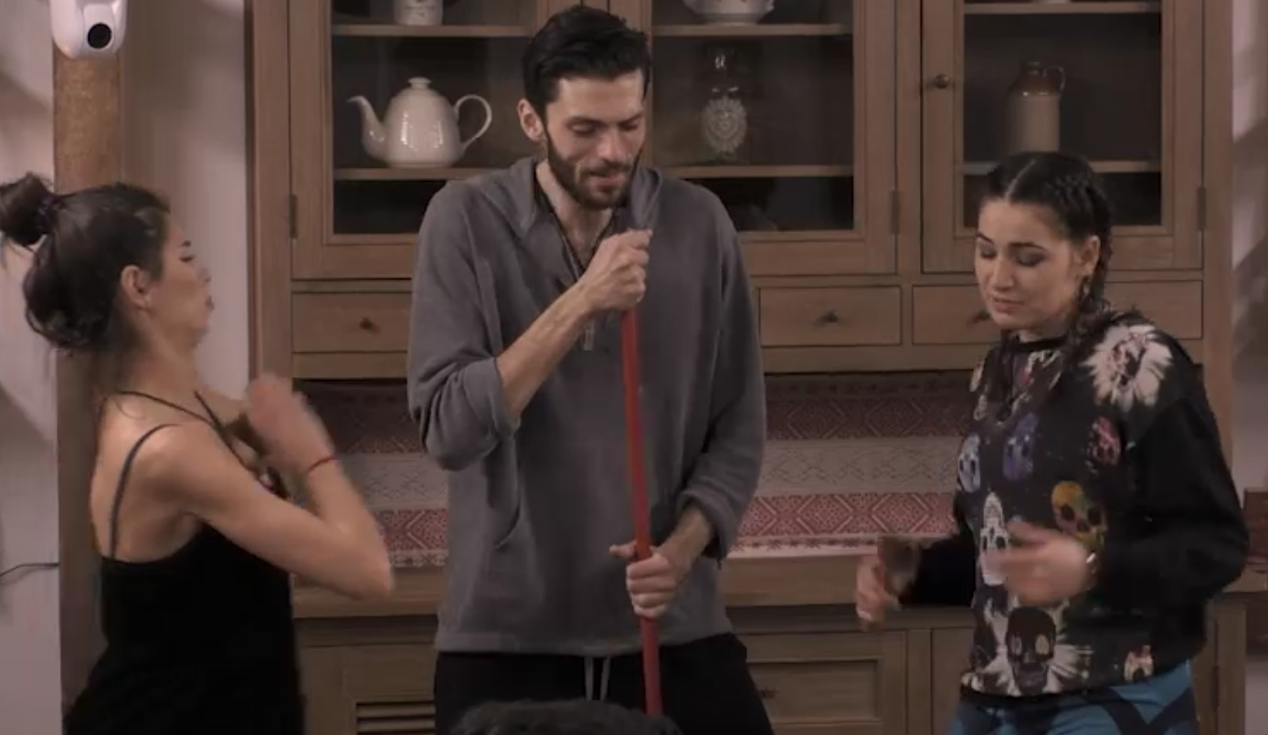 Scene de infarct la Ferma. Ce fac Ioana Filimon și Diana Belbiță pe masă  | FOTO