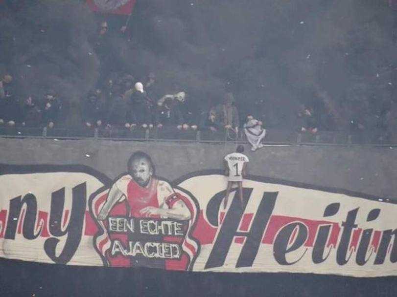 Au înnebunit! Gest extrem pe stadioanele Europei! Ultrașii echipei Ajax l-au ”spânzurat” pe ”trădătorul” Vermeer! / GALERIE FOTO și VIDEO
