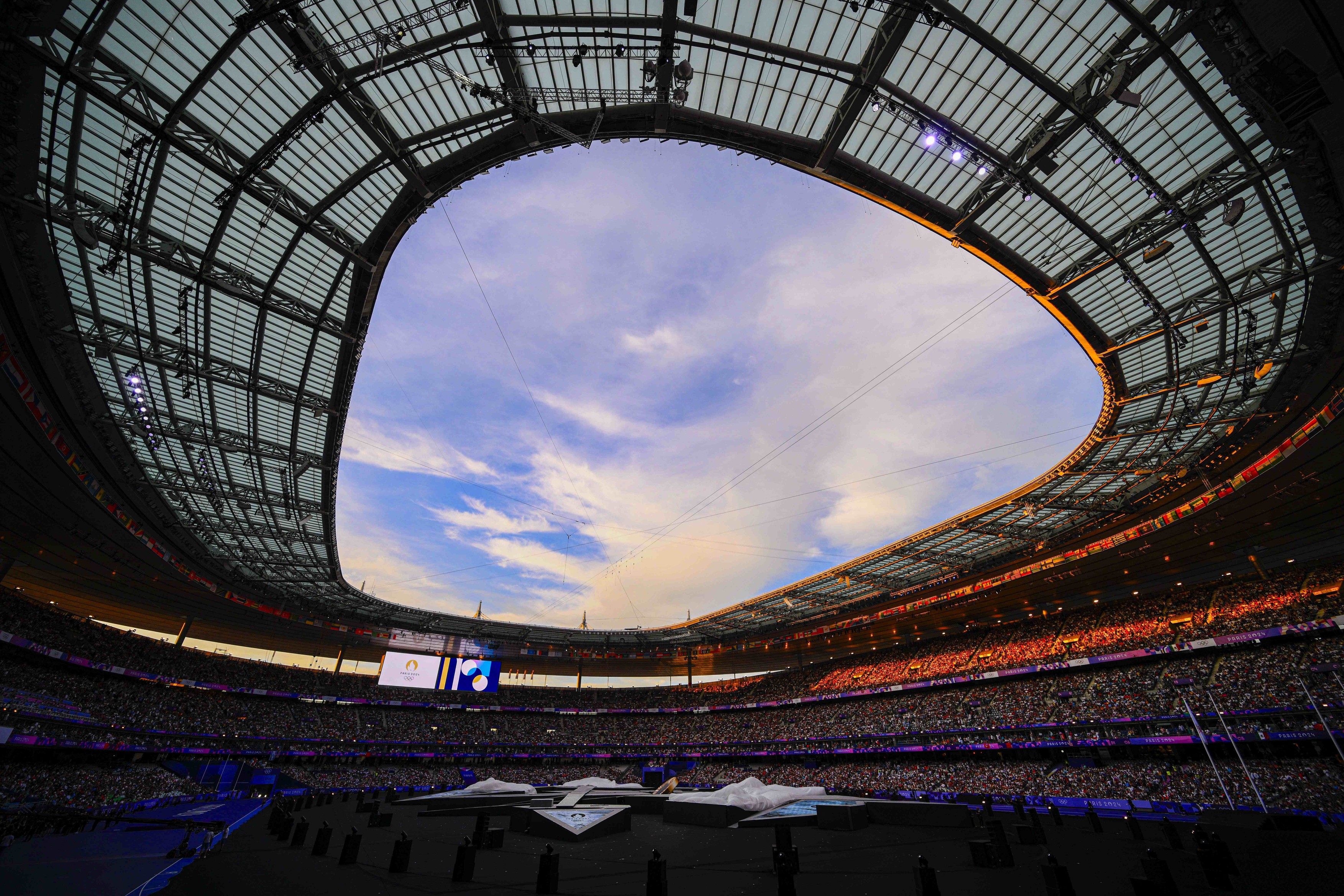Jocurile Olimpice s-au încheiat cu o ceremonie spectaculoasă pe Stade de France. Tom Cruise a preluat ștafeta, după o cascadorie inspirată din filmele „Misiune Imposibilă”