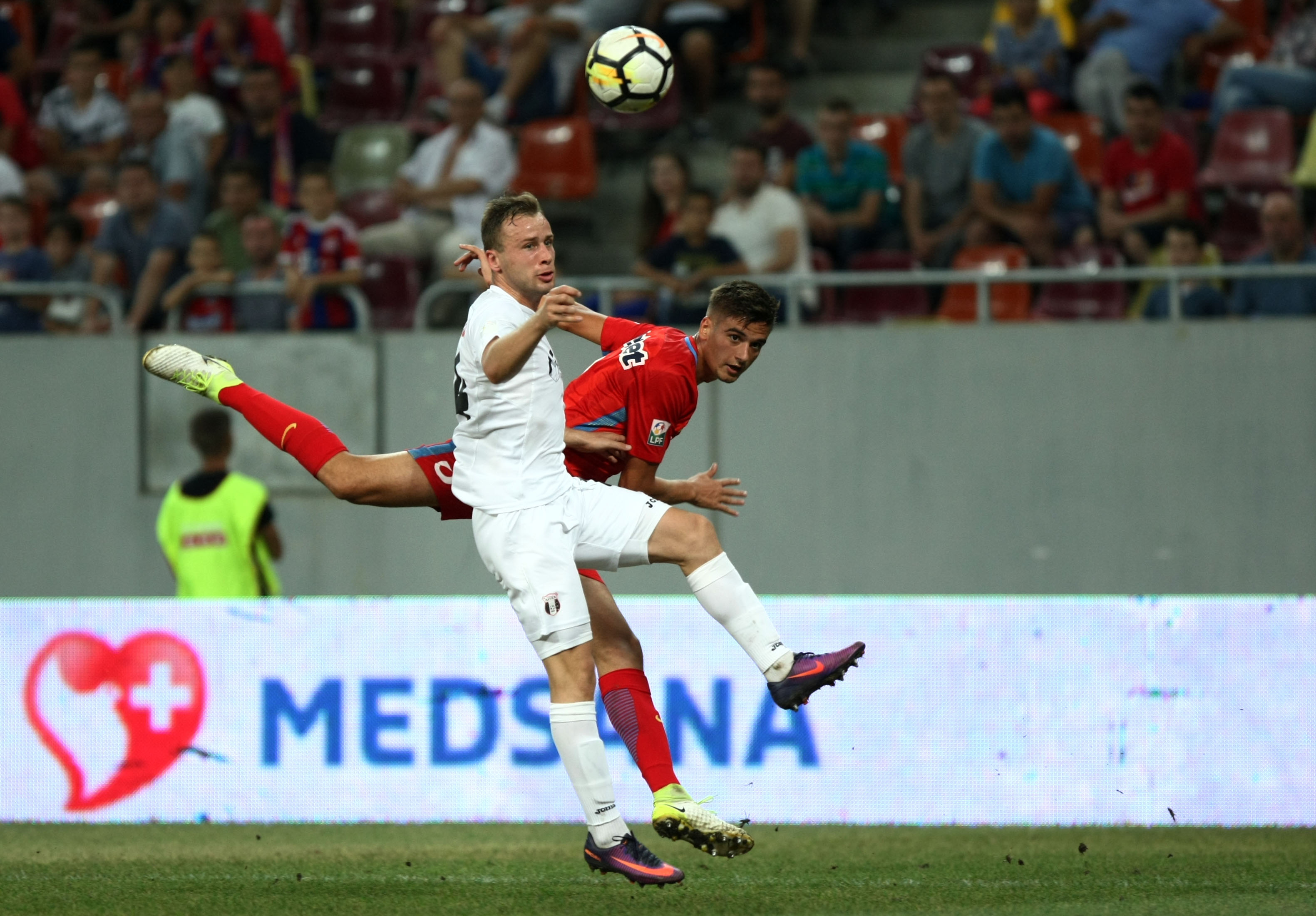 Liga 1, etapa a 6-a: FCSB - Astra 1-1. Conflict între Iordănescu şi Popescu. Teixeira, accidentat. Golofca, gol nevalidat. Gazonul, execrabil. Reacţii | FOTO & VIDEO