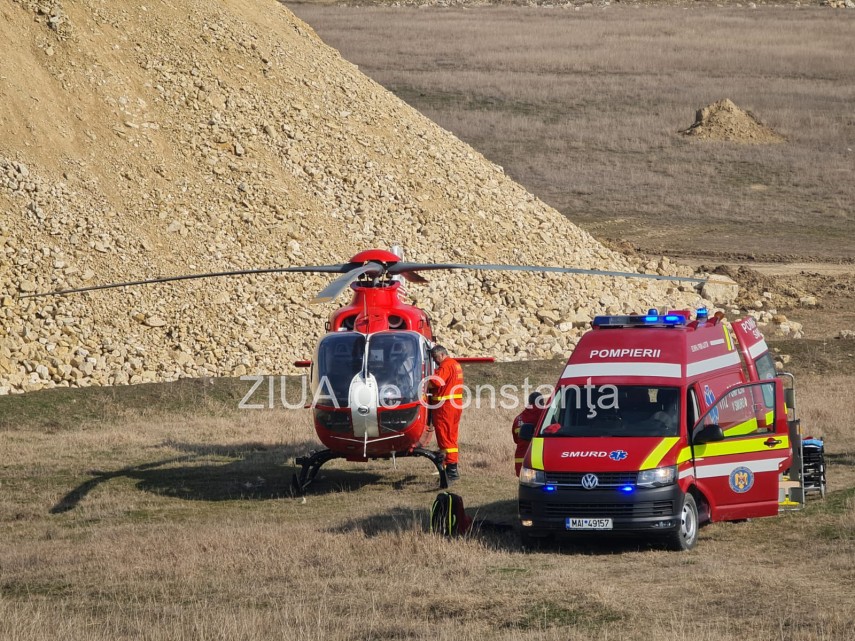 Un muncitor a murit, iar altul e grav rănit după ce au fost îngropați sub pietrele căzute dintr-o basculantă