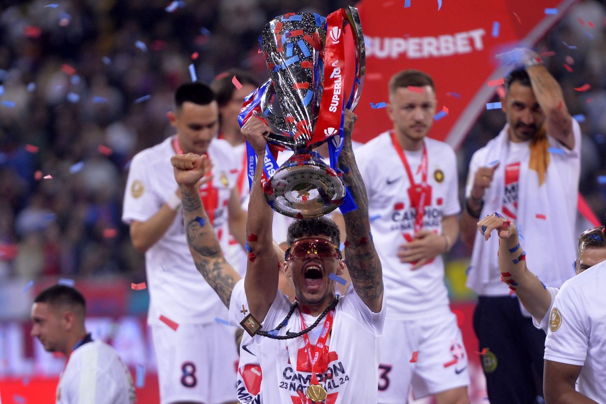 FCSB a primit trofeul de campioană a României în fața a peste 54.000 de spectatori, după ce a pierdut cu CFR Cluj
