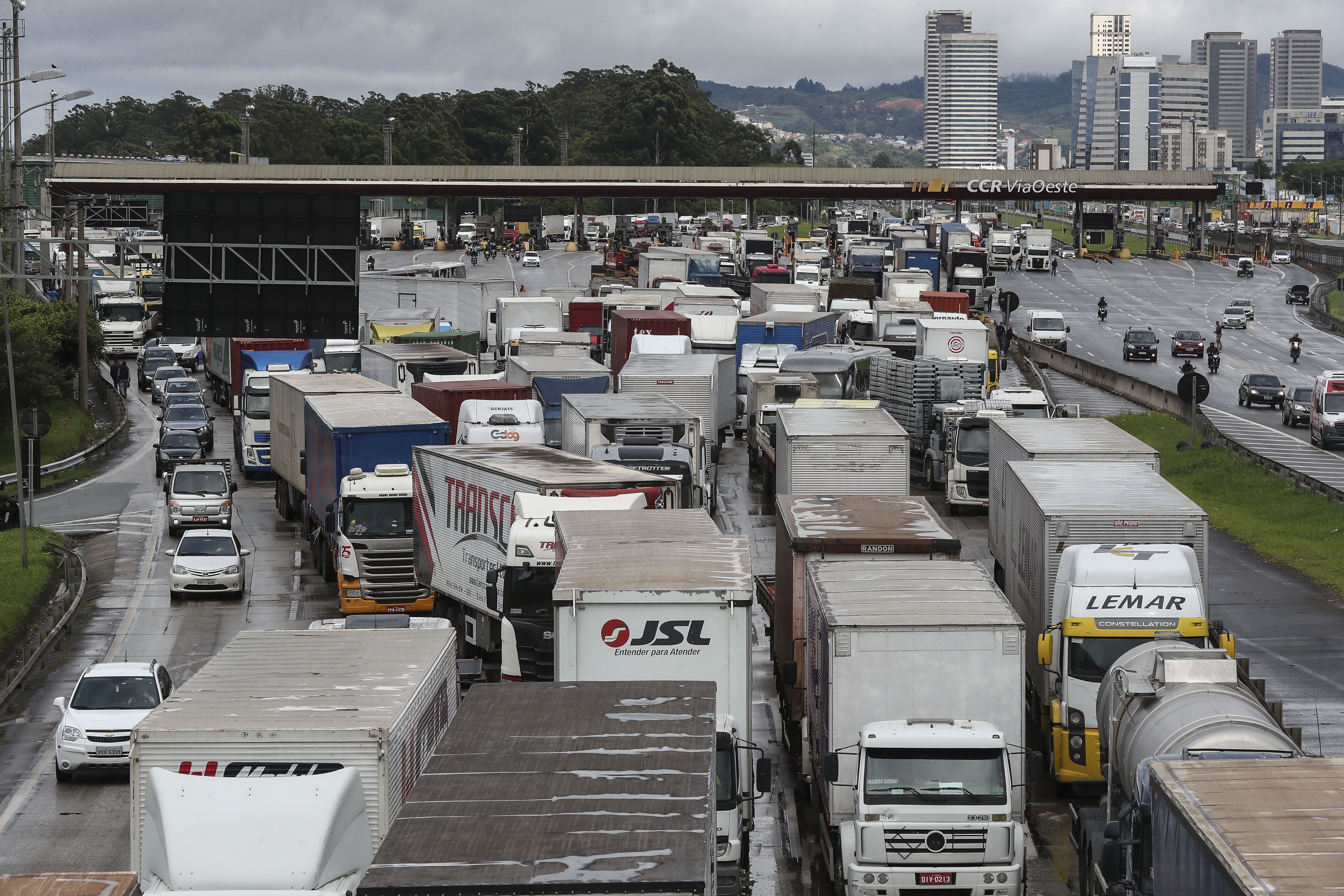 Susținătorii lui Bolsonaro încearcă să paralizeze Brazilia, după ce Lula a câștigat alegerile prezidențiale. Protest cu mii de camioane pe autostrăzi