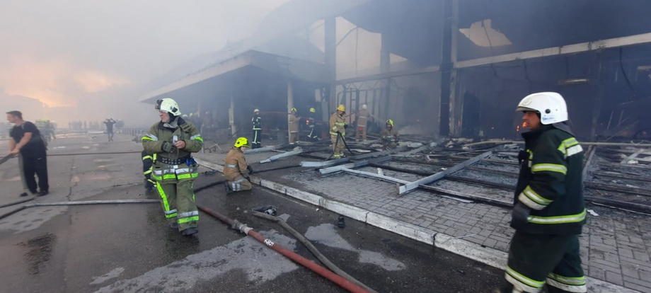 Imagini dramatice de la mall-ul din centrul Ucrainei, bombardat de ruși