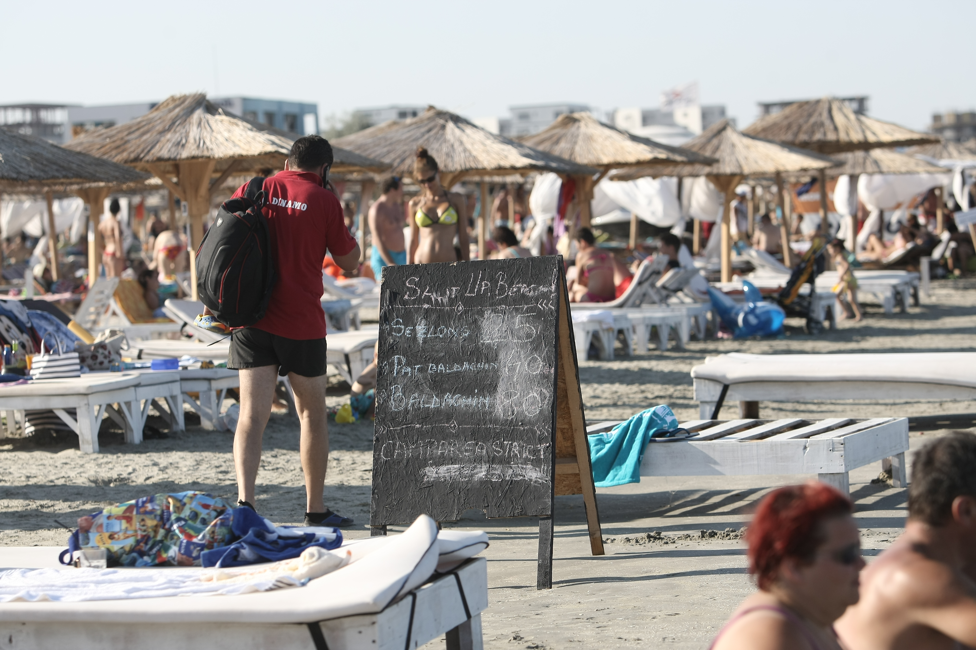 Dai un ban, da’ stai în față! Prețul șezlongurilor din Mamaia crește în funcție de... rând