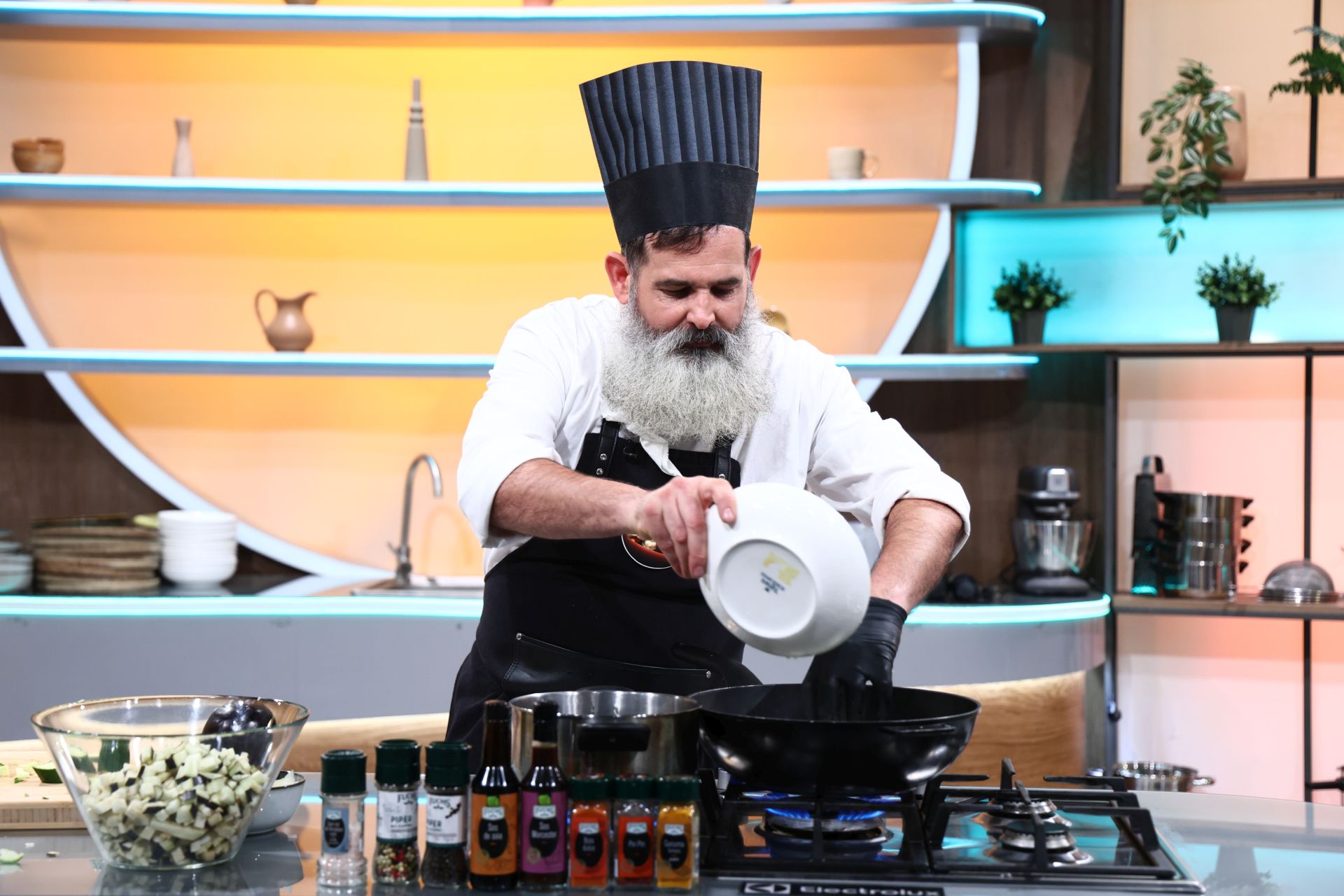 Tensiuni între jurații de la „Chefi la cuțite”. Concurenții-surpriză în show-ul culinar de la Antena 1