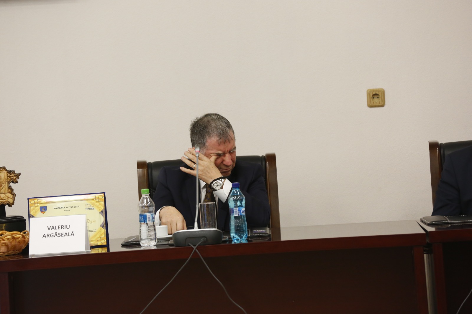 GALERIE FOTO/ Valeriu Argăseală a izbucnit în plâns când a primit placheta de cetățean de onoare al Buzăului. Aceeași distincție a primit-o și Ilie Năstase