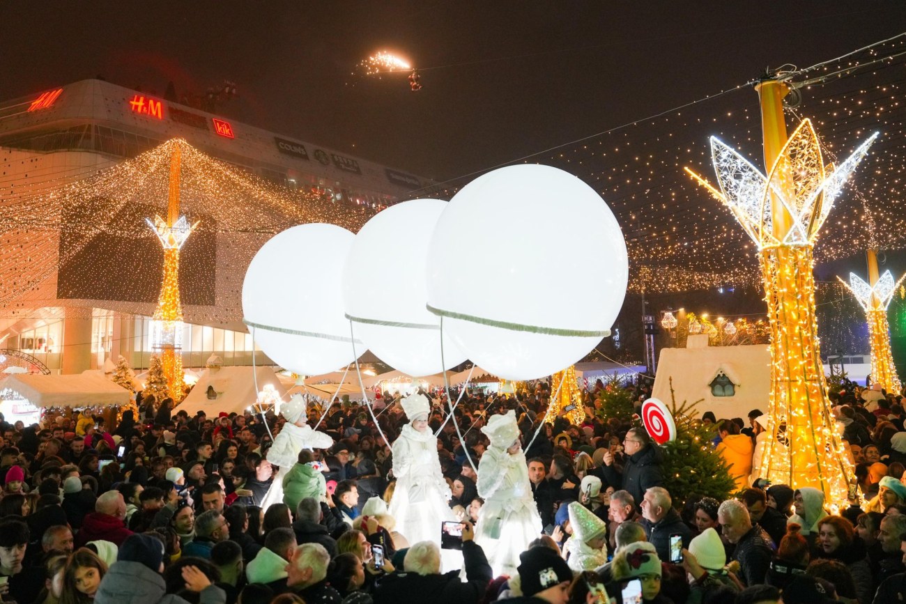 Peste 100.000 de oameni au fost la deschiderea Târgului de Crăciun din Craiova. Programul pentru noiembrie și decembrie