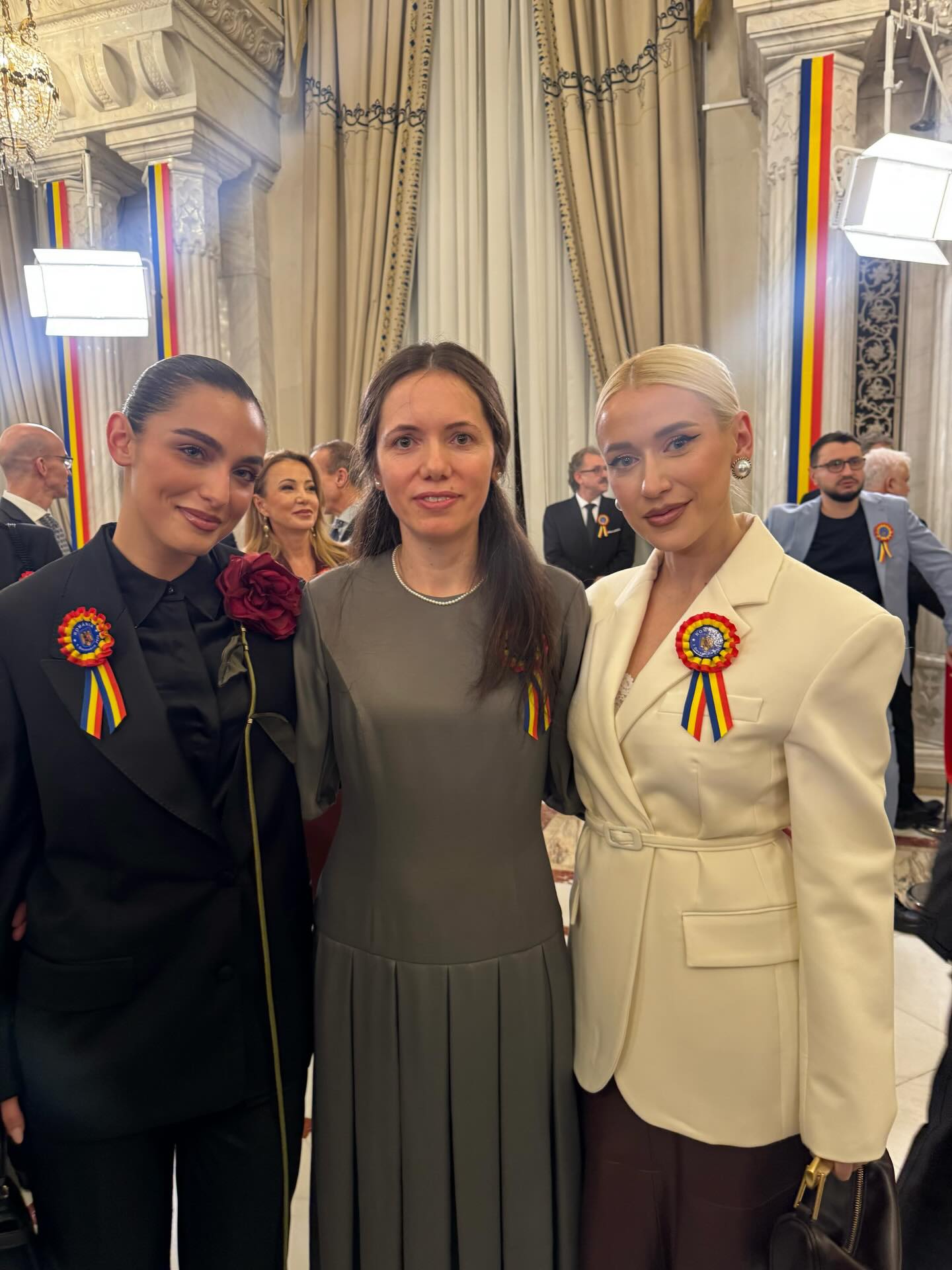 Mirabela Grădinaru, înconjurată de vedete la recepția de la Palatul Cotroceni de Ziua Națională. Partenera lui Nicușor Dan a purtat gri