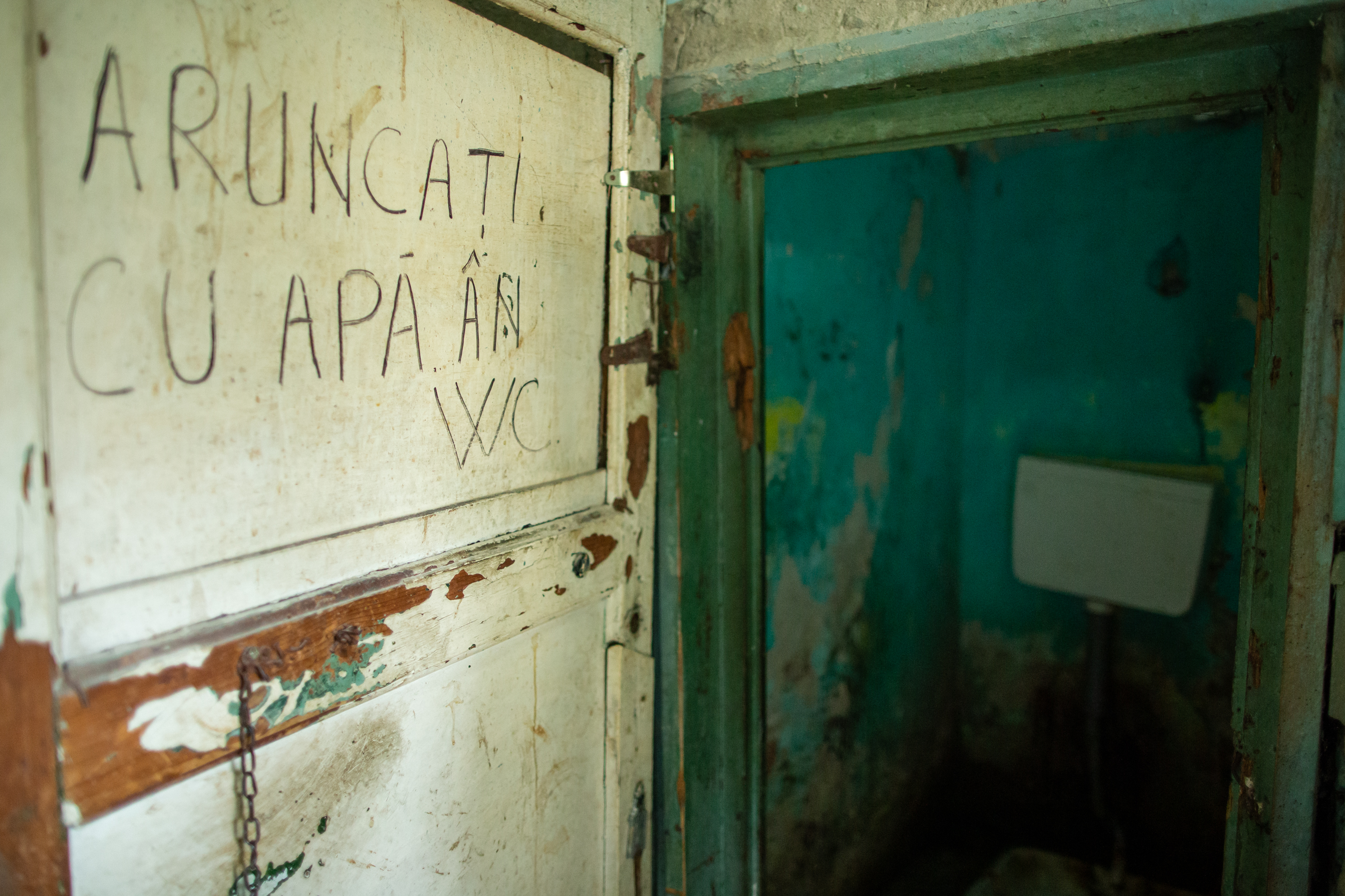 Oameni fără nici o armă în fața coronavirusului. Igienă la lighean și veceuri turcești în ”blocurile grecești” din Ștefănești