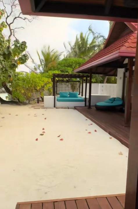 Imagini din vila de lux în care Theo Rose s-a cazat în Maldive. Cum a reacționat tatăl artistei când a văzut baia