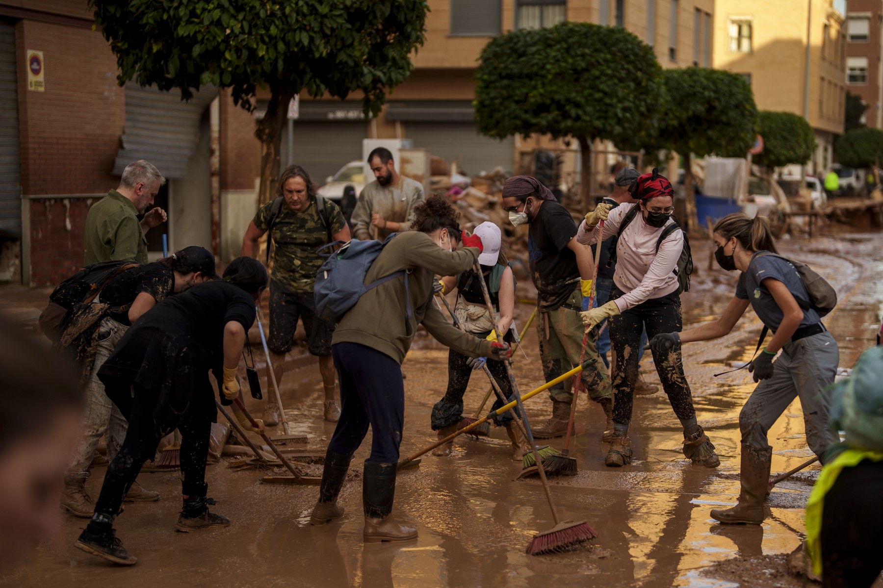 Video emoționant cu voluntarii care cântă imnul Comunității Valencia, în timp ce oferă ajutor victimelor inundațiilor din Spania