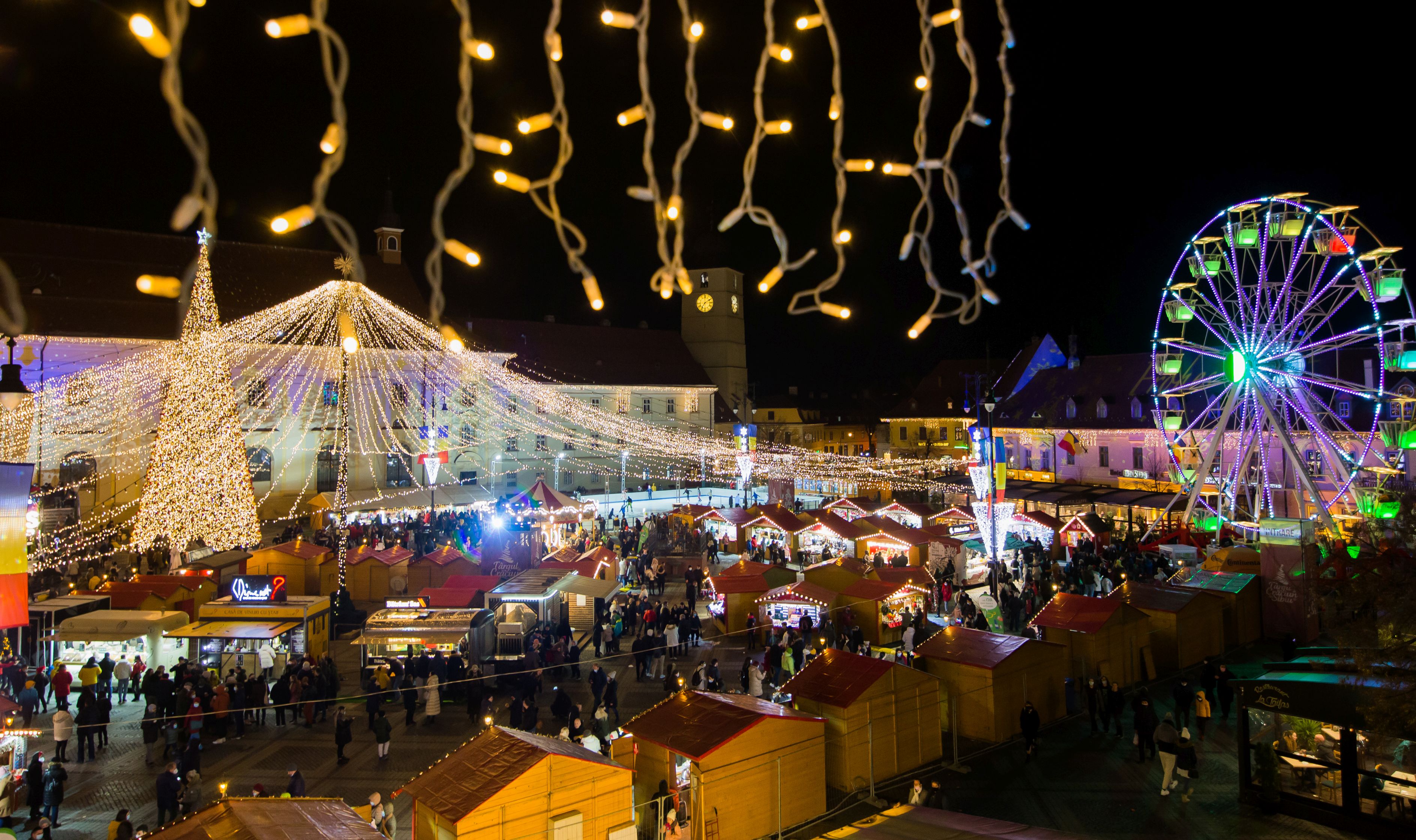 Cozi și aglomerație la târgurile de Crăciun din țară. Imagini din Sibiu, Cluj-Napoca și București