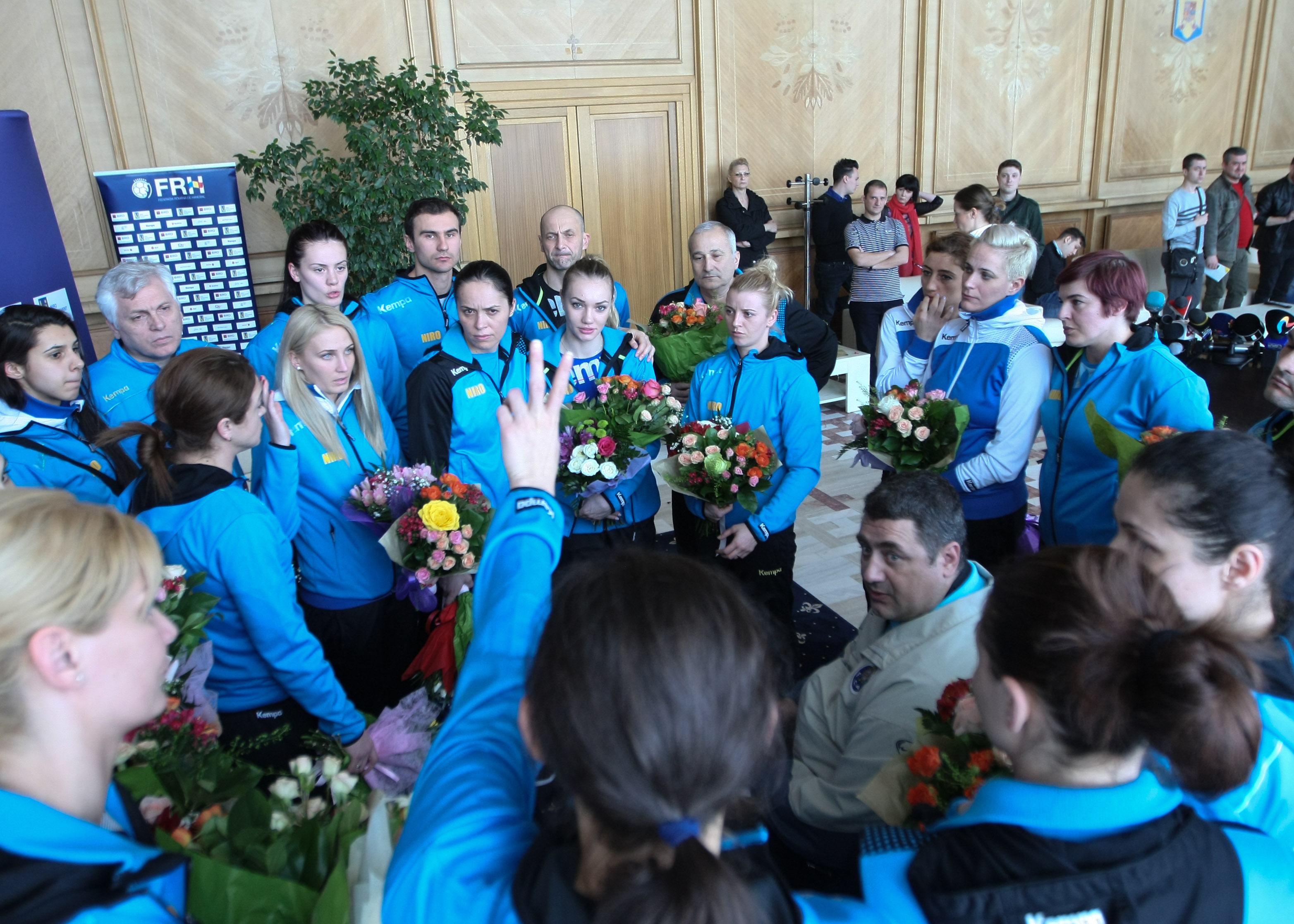 Calificate en-fanfare la Olimpiadă, tricolorele de la handbal au ajuns acasă! Bolnave, dar olimpice! Starul Cristina Neagu, despre șansele de a urca pe podium la Rio: “Nu vreau să mă hazardez, sunt multe detalii de care depinde obținerea unei medalii”. Două fete se căsătoresc! VIDEO