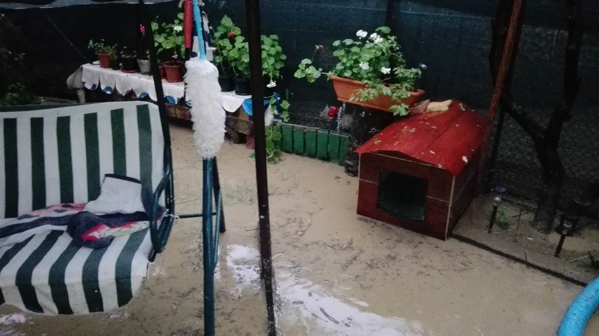 UPDATE: Inundațiile și furtunile au făcut ravagii în șase județe din țară. Zeci de oameni, pe drumuri în urma vijeliei