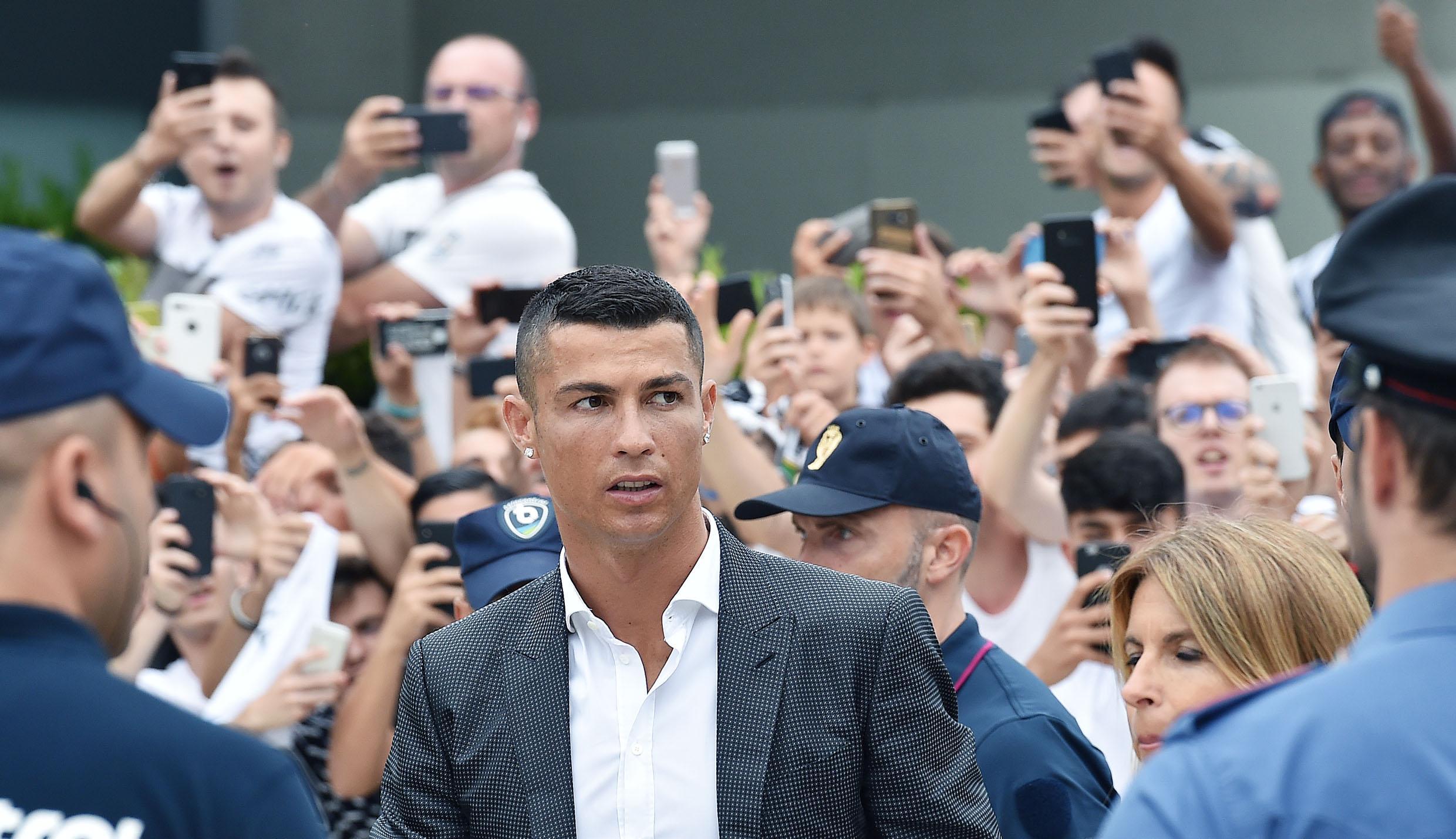 Cristiano Ronaldo a fost prezentat în această seară la Juventus Torino. Primele declarații: ”Vreau Liga Campionilor!” | GALERIE FOTO&VIDEO