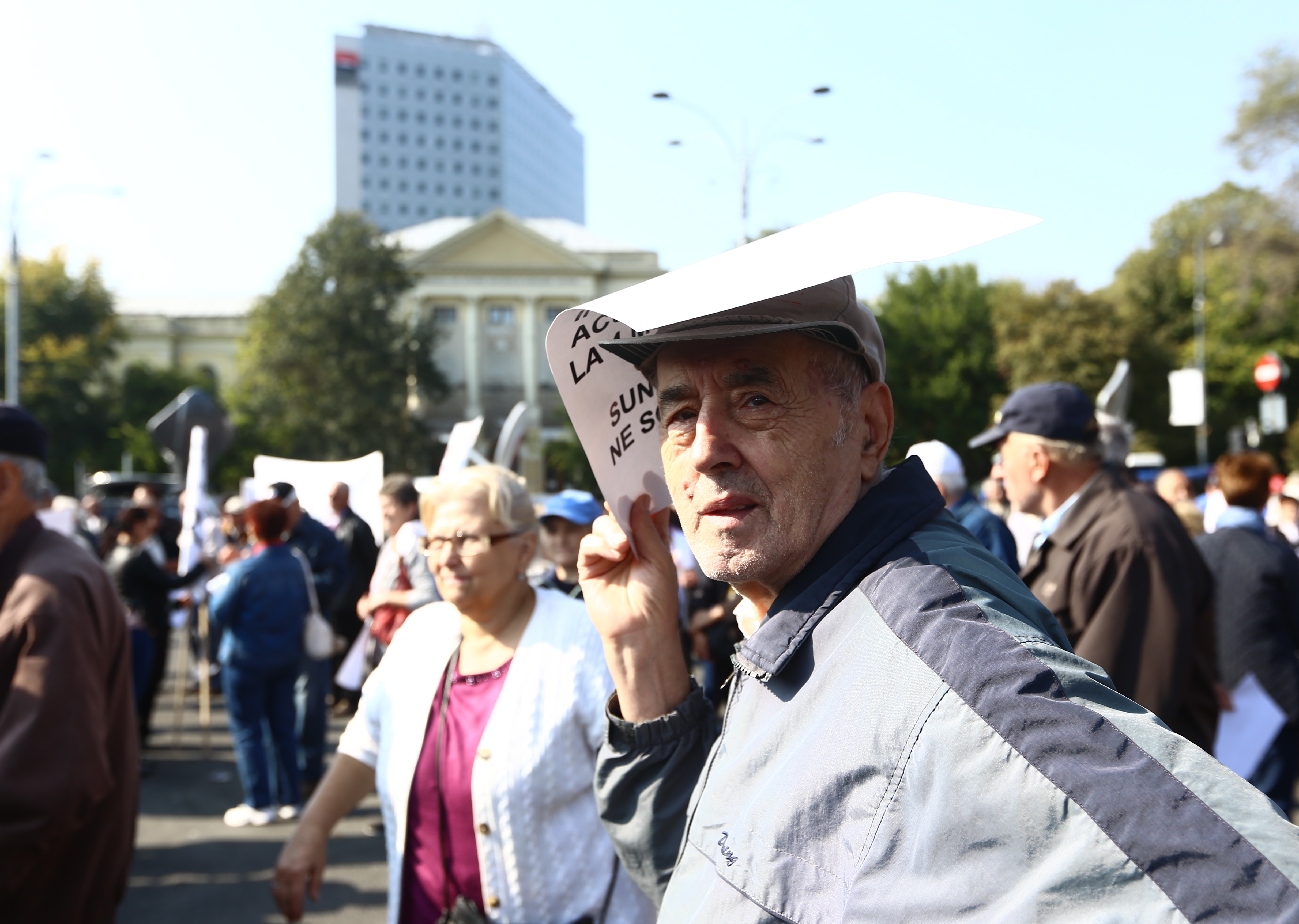 Pensionarii protestează în fața Guvernului, din cauza legii pensiilor