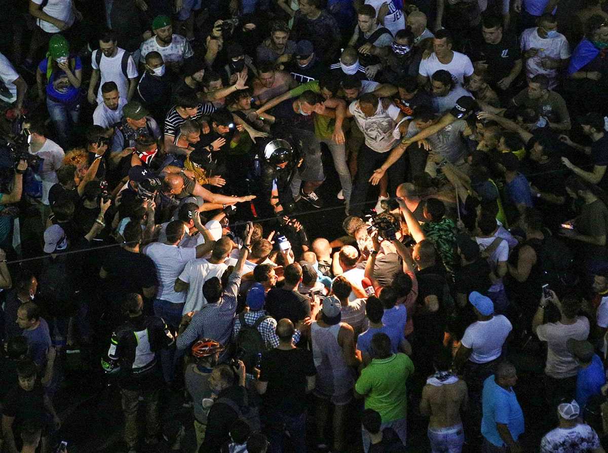 Câteva luni până la prescrierea faptelor în „Dosarul 10 august”. Foștii șefi ai Jandarmeriei, audiați după 8 ani de la violențele din Piața Victoriei