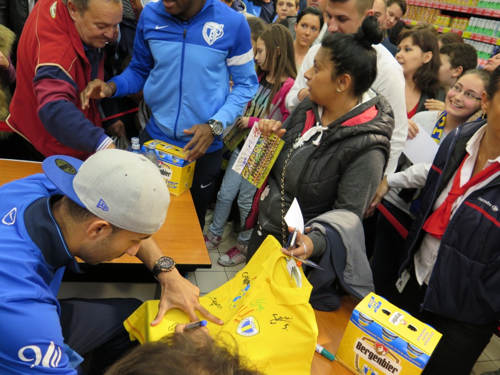 NEBUNIE la inaugurarea standului ”lupilor” dintr-un hypermarket din Ploiești