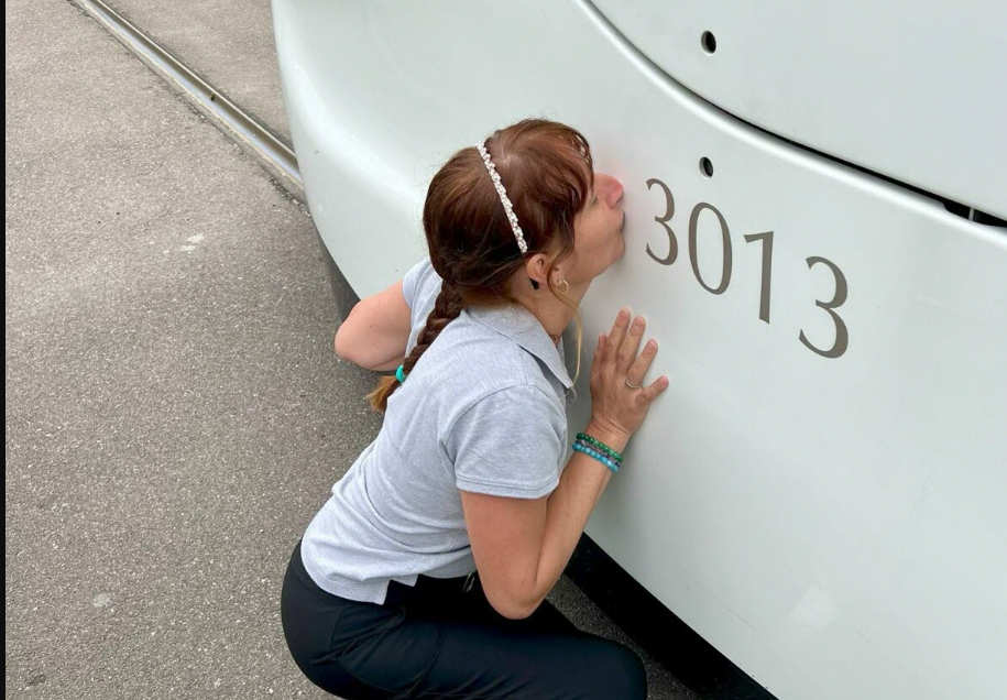 Sandra, femeia care s-a căsătorit cu un tramvai: „Profund îndrăgostită de 3013”