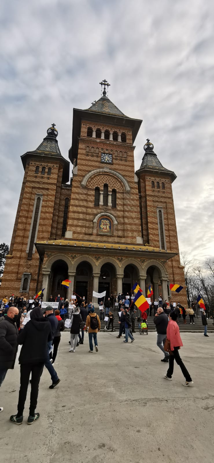 Protestul anti-restricții din Capitală, încheiat cu violențe și arestări. Manifestații și în alte orașe din țară