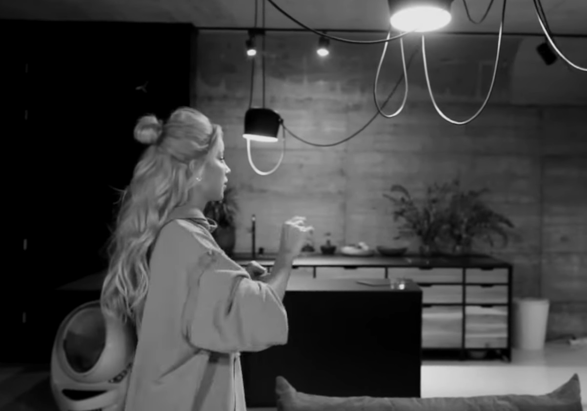 Imagini cu apartamentul în care locuiește Alina Ceușan cu familia, la Cluj-Napoca. Mobila e făcută de tatăl ei
