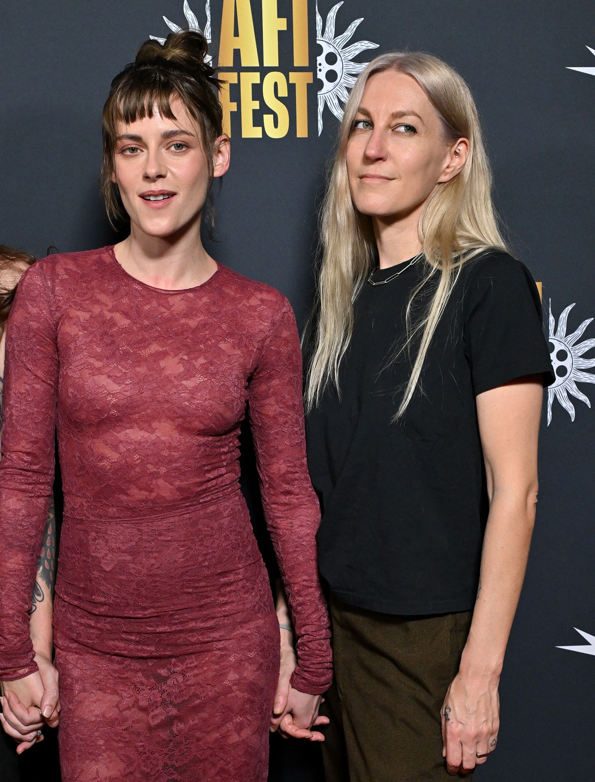 Cum e căsnicia actriței Kristen Stewart cu Dylan Meyer, soția ei scenaristă: „Există putere în numere”