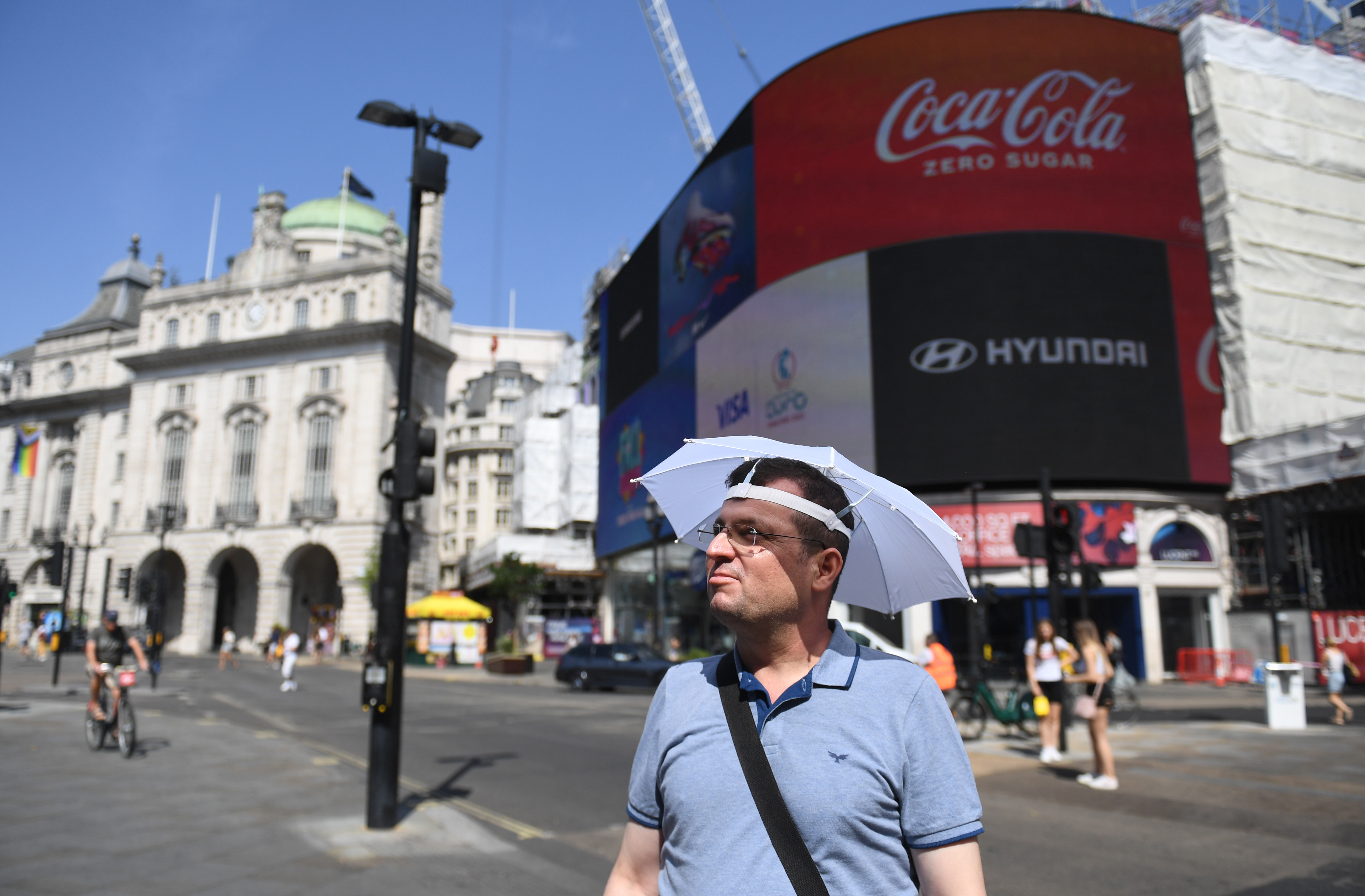 Marea Britanie se topește la peste 40 de grade Celsius. Cum și-au petrecut englezii ziua cu cele mai mari temperaturi din istorie