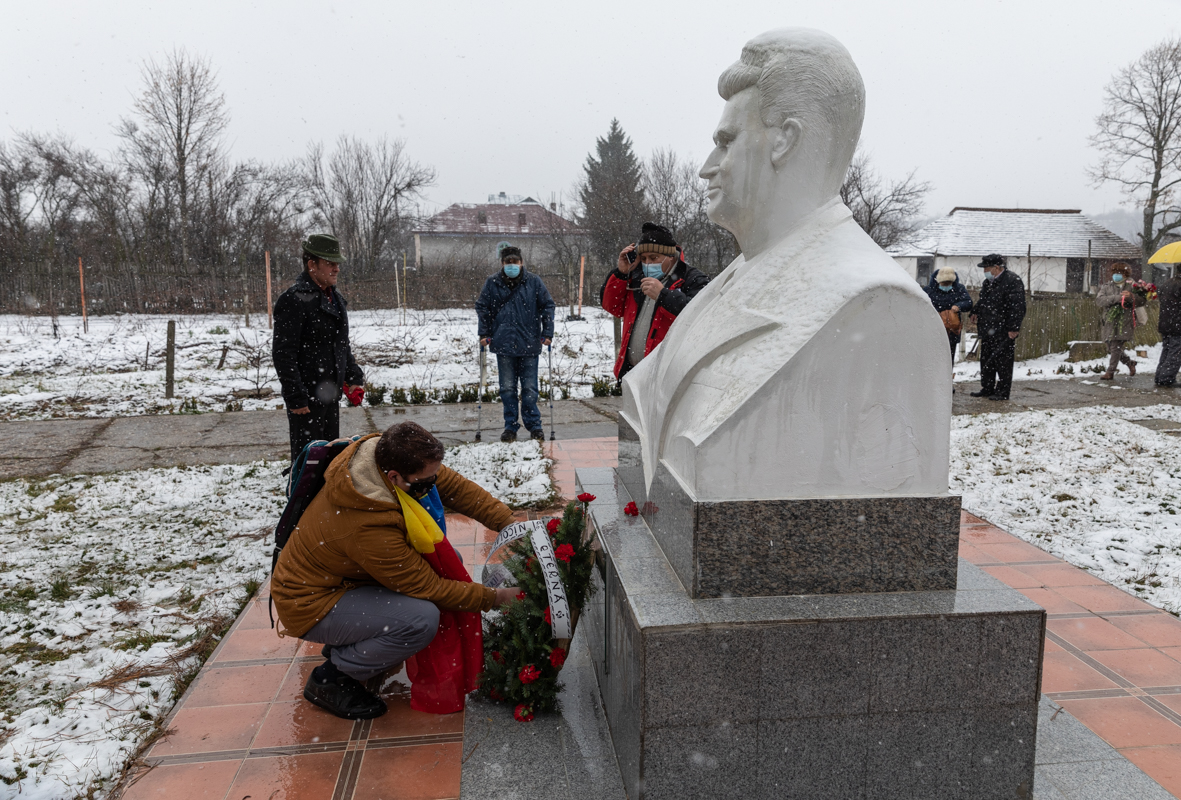 Acasă la Nicolae Ceaușescu, în Scornicești, de ziua fostului dictator. Ode, regrete și un oraș abandonat de oamenii plecați la muncă în afară