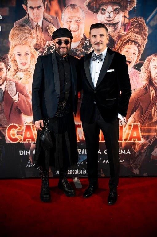 Cine l-a ajutat pe Mihai Bendeac să se îmbrace în fustă la premiera filmului „Căsătoria”. Ținutele purtate de ceilalți actori