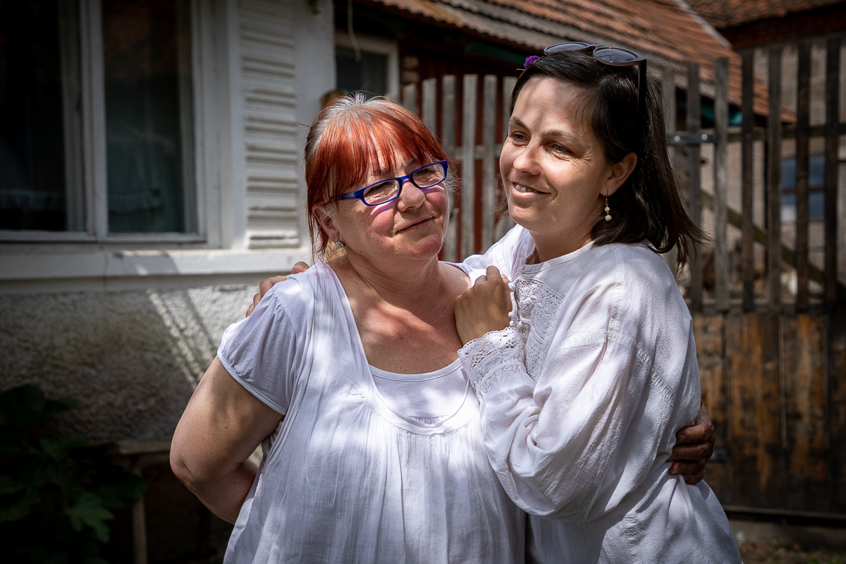 Lovită de o boală rară, o violonistă de 36 de ani din Covasna a uitat aproape totul, mai puțin muzica. “A uitat să plângă. Când o doare ceva, i se umplu ochii de lacrimi, dar râde”