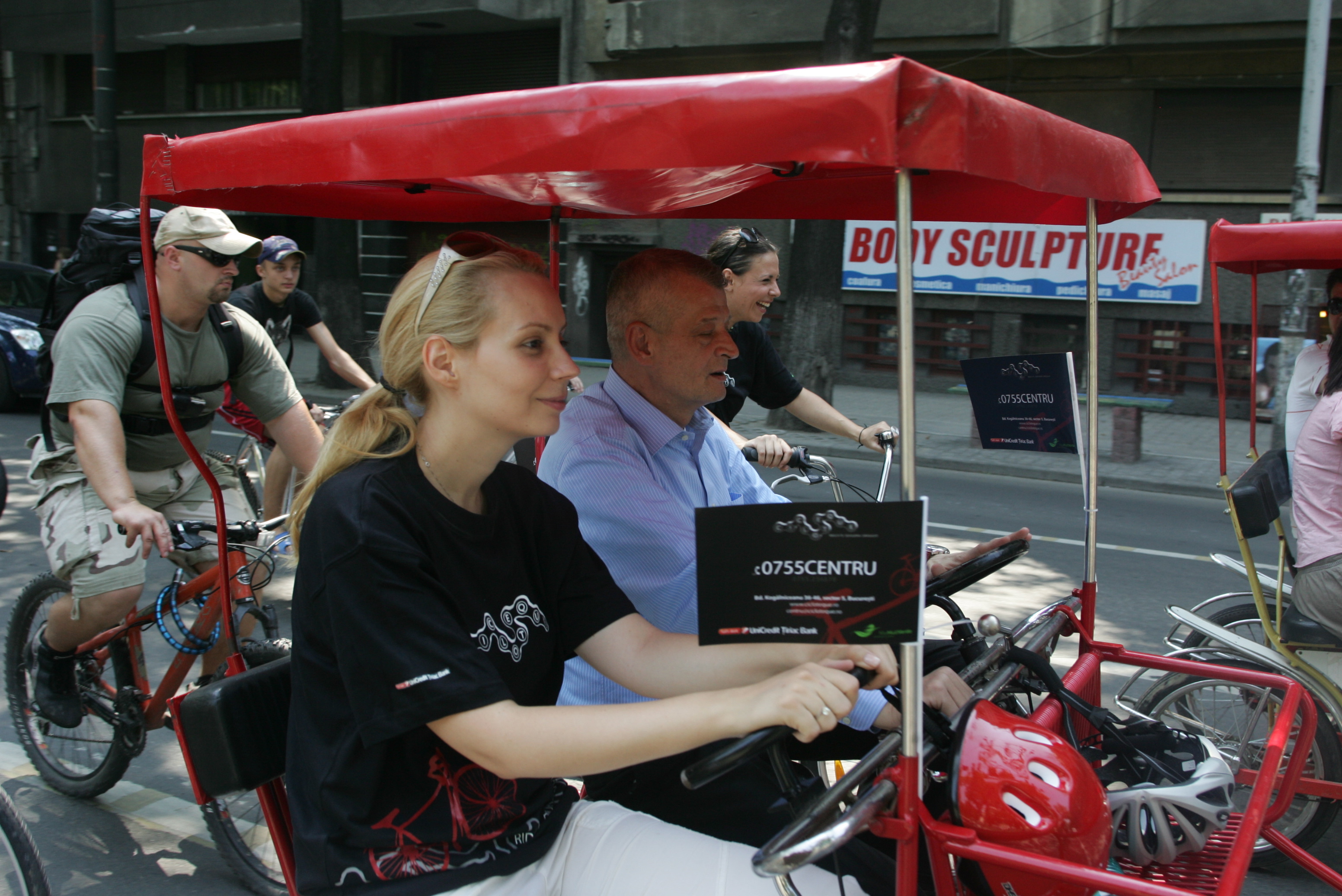 GALERIE FOTO/Politicieni pe bicicletă: ce promisiuni fanteziste au făcut oficialii, de pe două roți